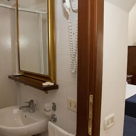 The Bluehostel روما